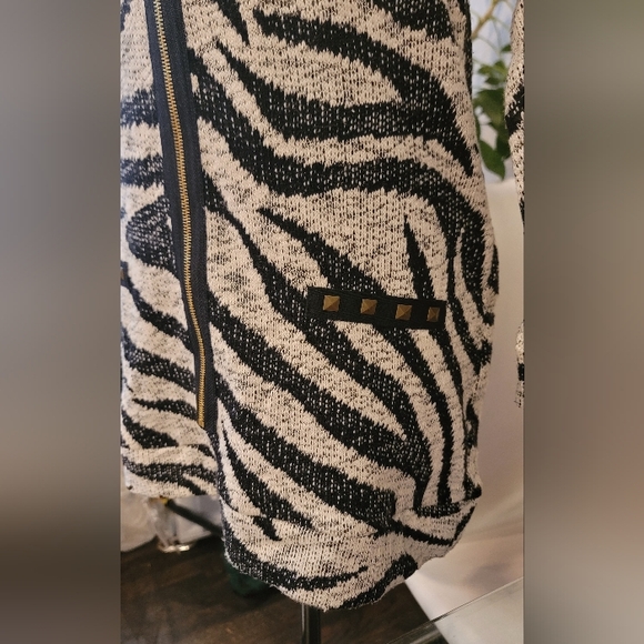 Joseph Ribkoff Zebra Print Long Sleeve Cotton Blend Sweater Size 8 - Picture 2 of 7